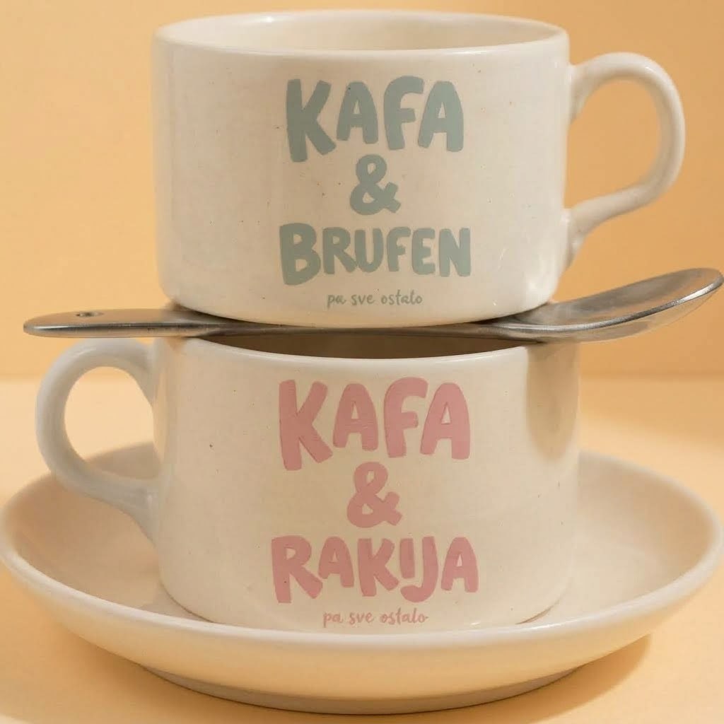 Dve bele šolje sa tacnom, natpisi Kafa i Brufen pa sve ostalo i Kafa i Rakija pa sve ostalo